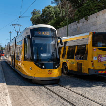 Transportes públicos passando por uma rua em Portugal