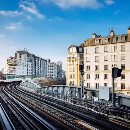 Trem metropolitano operando na cidade de Paris, exemplo do eficiente transporte público na França