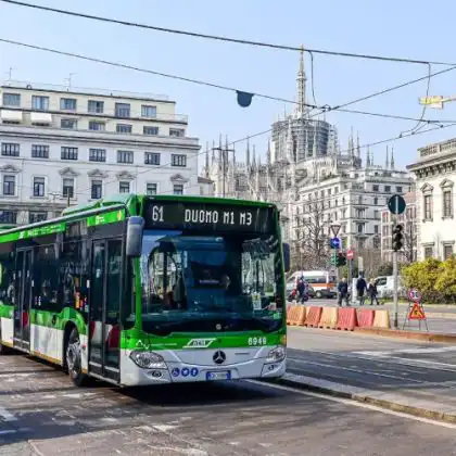 Ônibus verde em cidade italiana