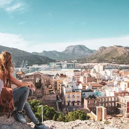 Mulher observando cidade espanhola