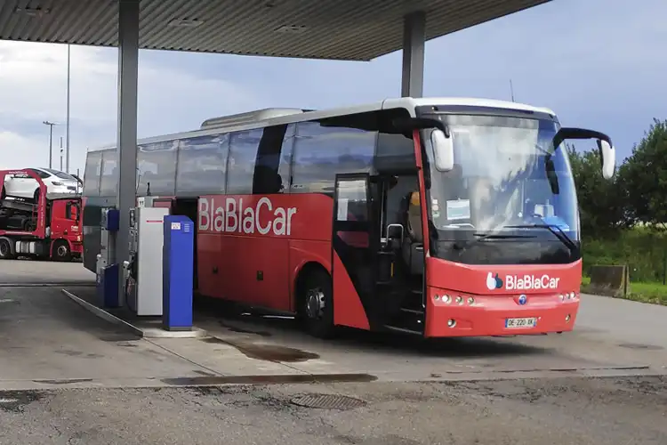 Ônibus da BlaBlaCar faz parada em estrada para descanso de motorista e passageiros