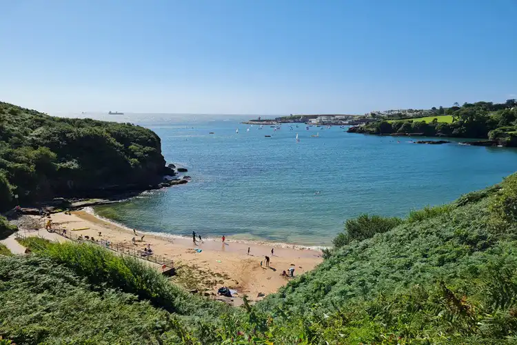 Praia na cidade de Waterford em dia ensolarado na Irlanda