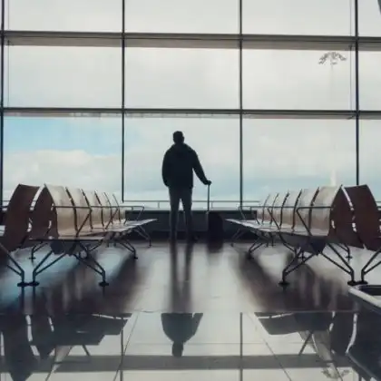 Homem no aeroporto pensando na imigração e o medo de não dar certo