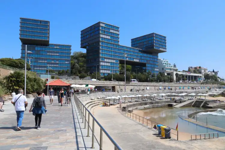 Prédio moderno em praia no Estoril