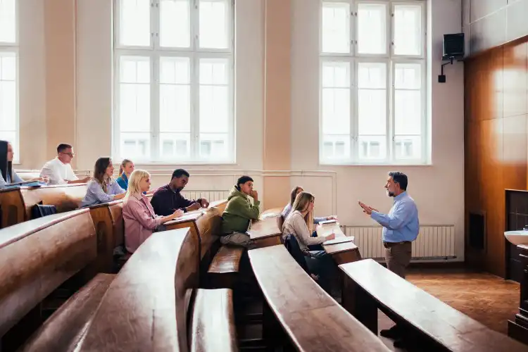 Alunos assistindo aula na faculdade na Inglaterra