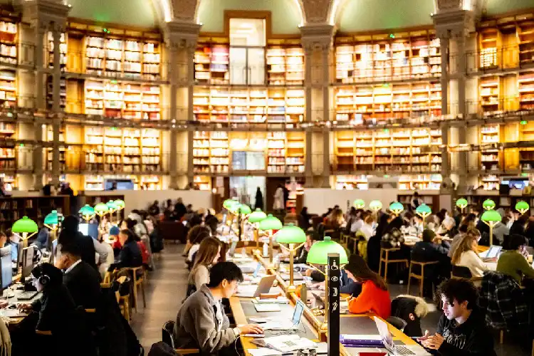 Estudantes em biblioteca francesa.