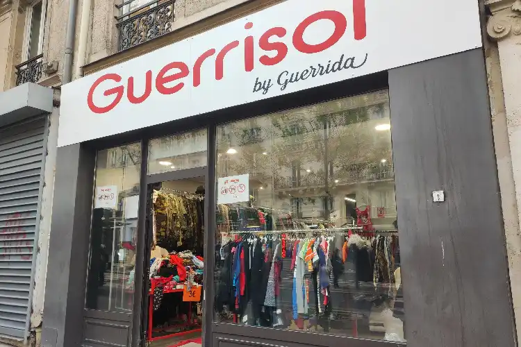 Fachada de um famoso brechó em Paris.