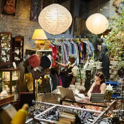 Interior de brechó em Paris.