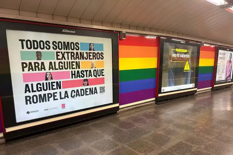 Anúncio do governo de Madrid a favor da imigração.