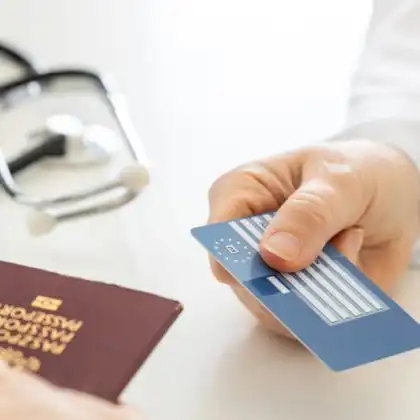 Cartão Europeu de Seguro de Doença sendo entregue para o médico em consulta