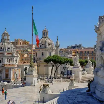 Prédios em praça de Roma