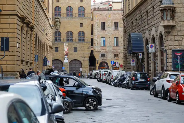 Ao alugar carro em Florença, considere a dificuldade com estacionamento na rua.