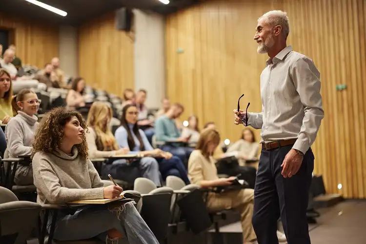 Estudantes assistindo à aula em universidade.
