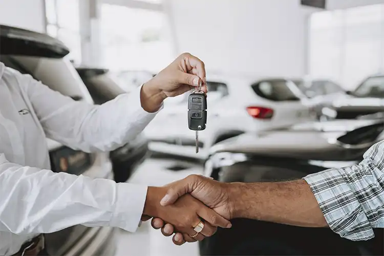 Entrega de chave de carro na locadora de veículos