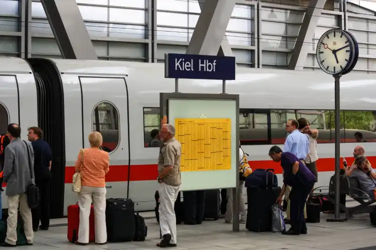 Passageiros aguardam para entrar em trem de alta velocidade em Kiel, na Alemanha