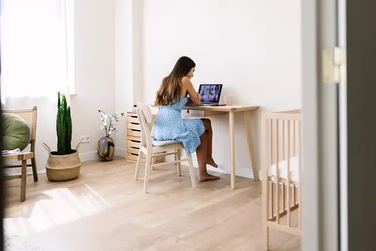 Mulher em reunião, praticando para exame de proficiência.