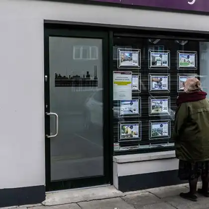 Mulher olhando anúncios para comprar apartamento em Dublin