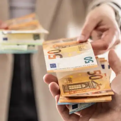 Mulher comprando euro no Brasil ou Europa