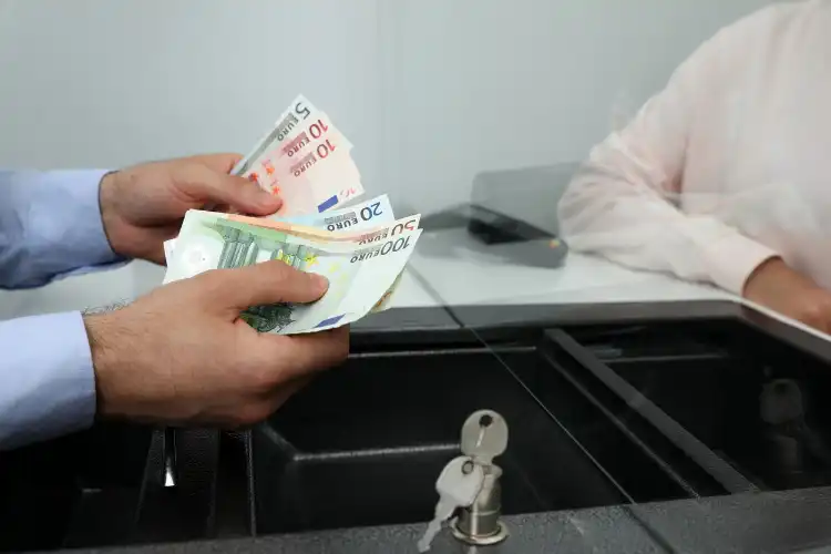 Mulher comprando euros na casa de câmbio. 