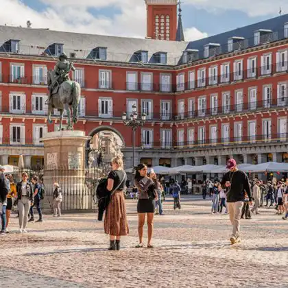 Pessoas caminhando na plaza mayor de Madri