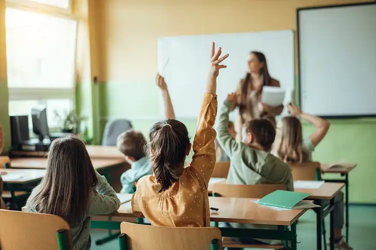 Crianças na escola da Holanda, levantando as mãos. É um dos melhores países para criar filhos na Europa