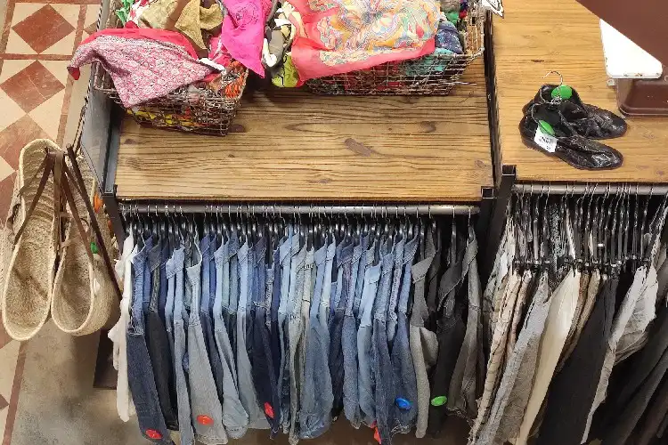 Jaquetas, calças e lenços à venda em brechó parisiense.