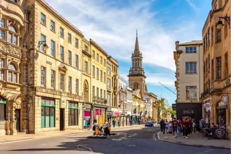 Pessoas caminhando em Oxford