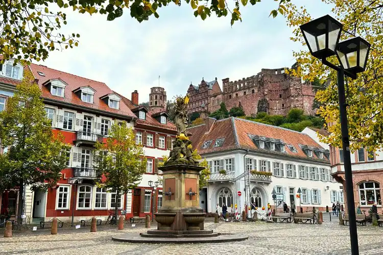 Praça Kornmarkt, no centro de Heidelberg