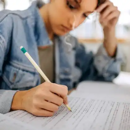 Menina estudando para exames de proficiência