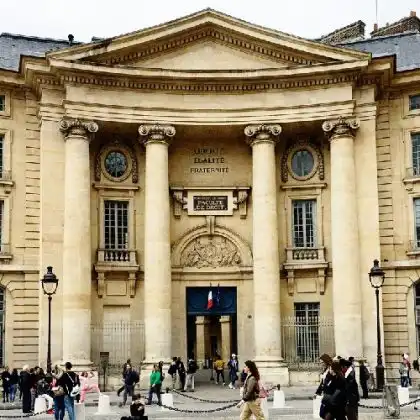 Fachada de uma faculdade na França.
