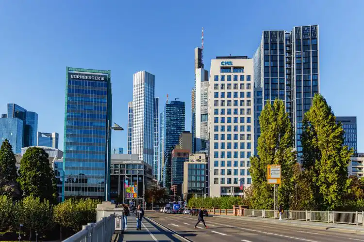 Prédios modernos em avenida de Frankfurt, na Alemanha