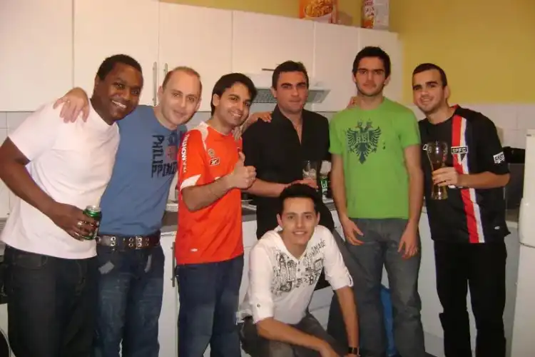 Grupo de amigos que fizeram intercâmbio na Irlanda.