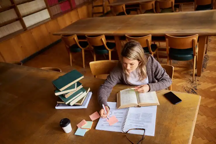 Estudante na biblioteca da faculdade na Inglaterra