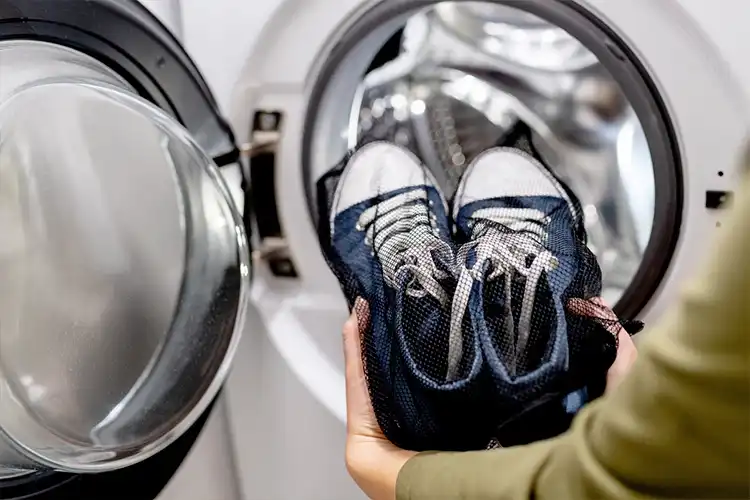lavar sapatos na máquina de lavar