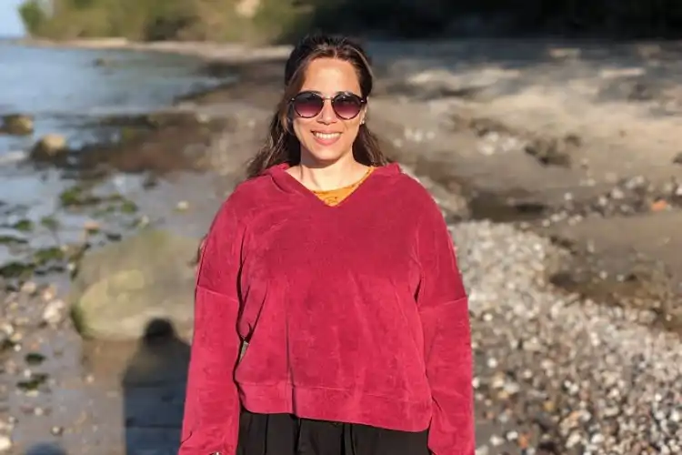 Brasileira posando para foto na Alemanha