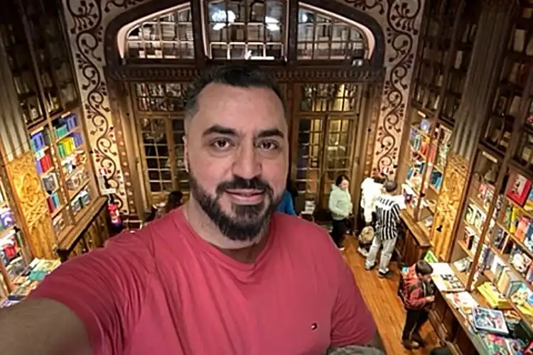 Homem em biblioteca