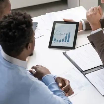 Cliente conversando sobre o melhor investimento hoje no Brasil