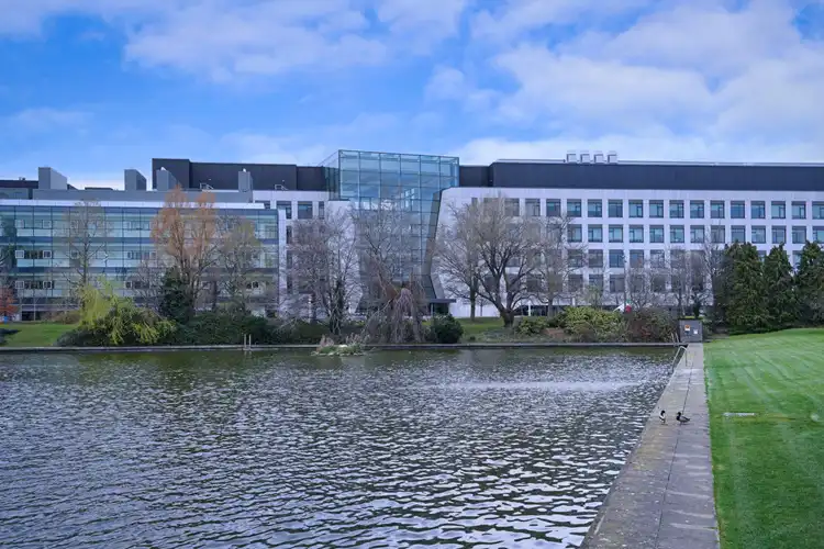 Campus da UCD em dia claro com nuvens em Dublin.