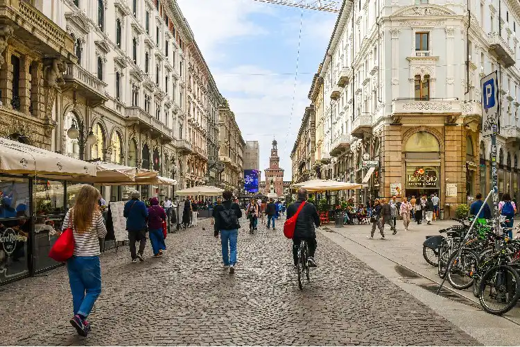 Pessoas em rua de Milão