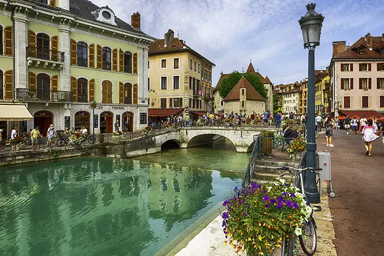Prédios à margem do rio, em Annecy