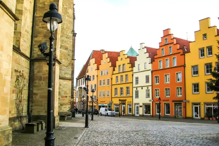 Rua com vista para casas coloridas em Osnabrück, na Alemanha