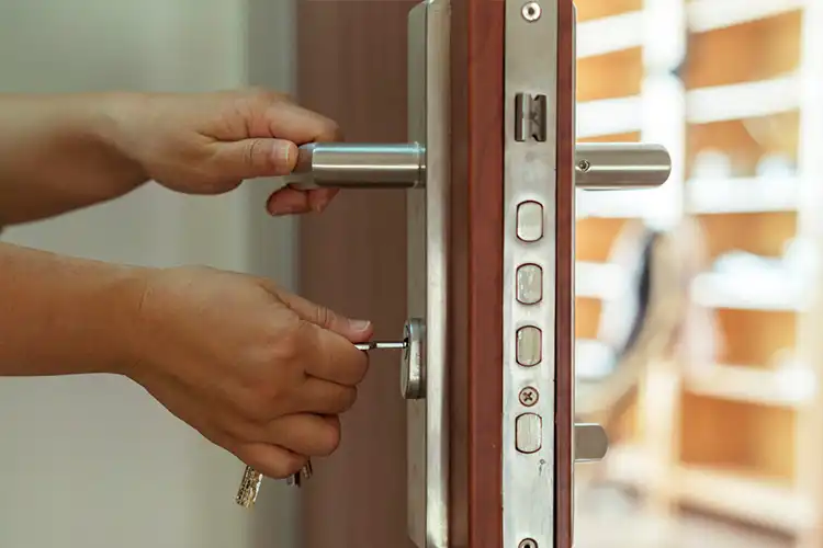 Porta com fechadura de segurança