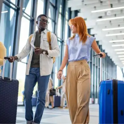 Jovens embarcando no aeroporto.