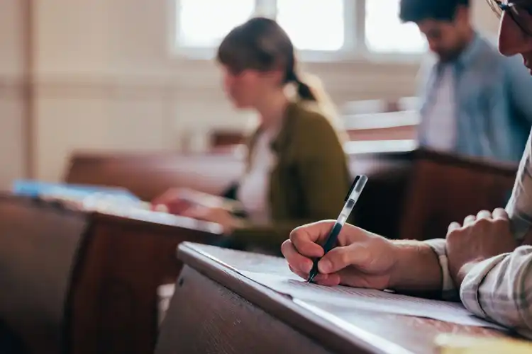 Alunos em sala de aula durante teste de proficiência para fazer faculdade na Irlanda.