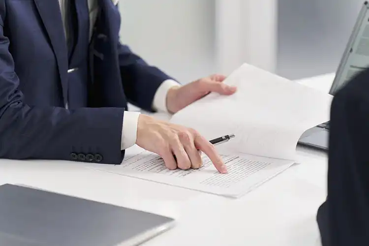 Pessoa analisando documento