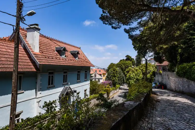 Rua com casas em Sintra, Portugal