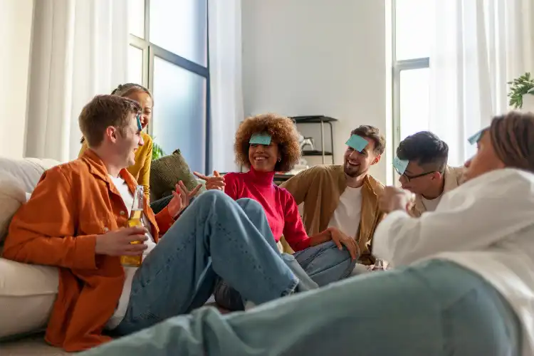 Grupo de amigos brincando na sala.