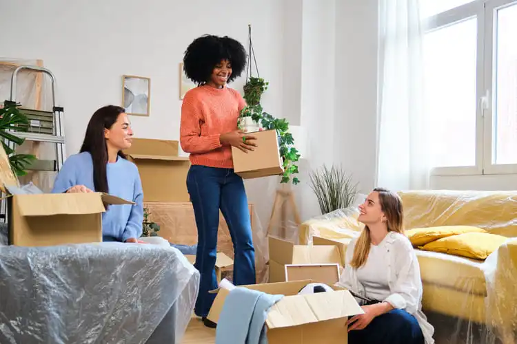 Amigas fazendo mudança para apartamento para alugar em Dublin