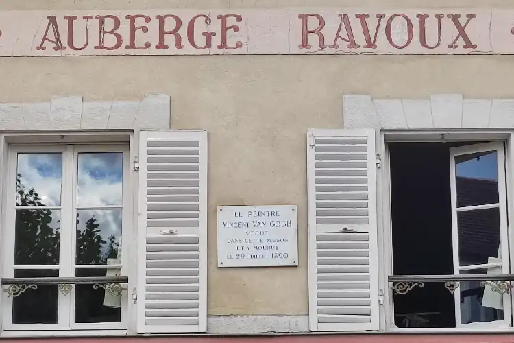 Antigo albergue francês e antiga morada de Van Gogh.