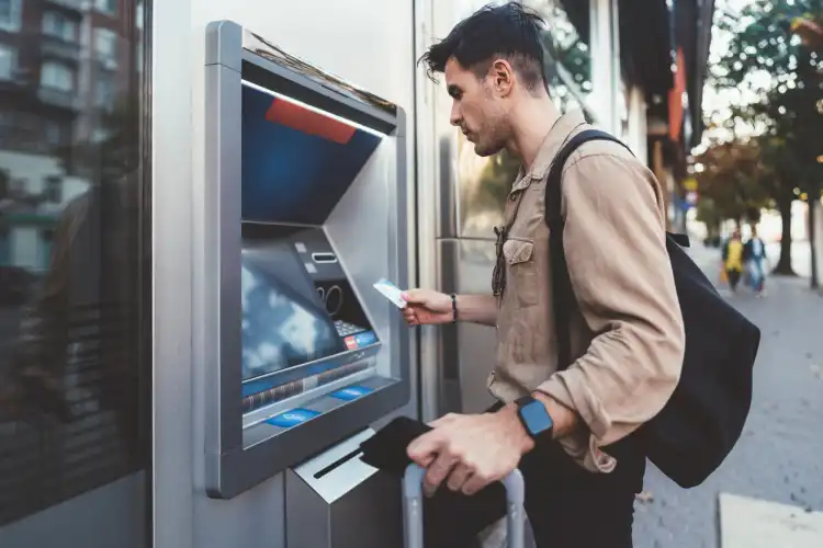 Turista usando Banco N26 ATM